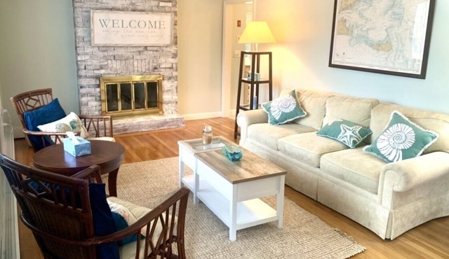 Spacious, updated coastal retreat- quick walk to beach, 4 bd., finished basement in Dennis