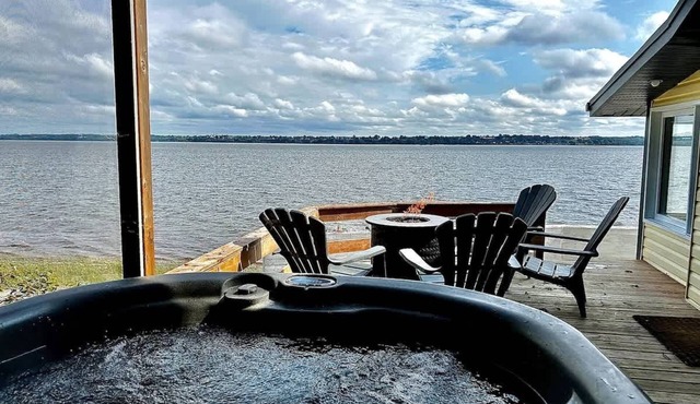 St. Lawrence River, with Hot Tub, BBQ & Fire Pit in Grondines
