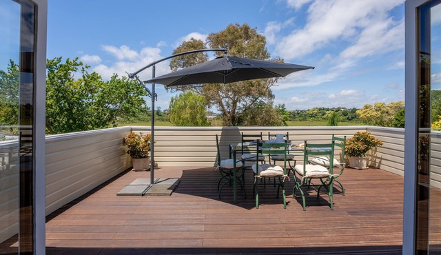 Stand-alone house in quiet cul-de-sac, conveniently located & lovely views