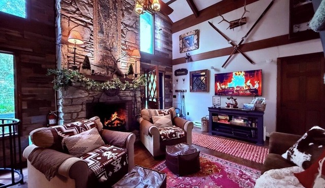Storybook Chalet/Watch Movies Under the Stars/Hot Tub/Hiking/Biking/Concerts