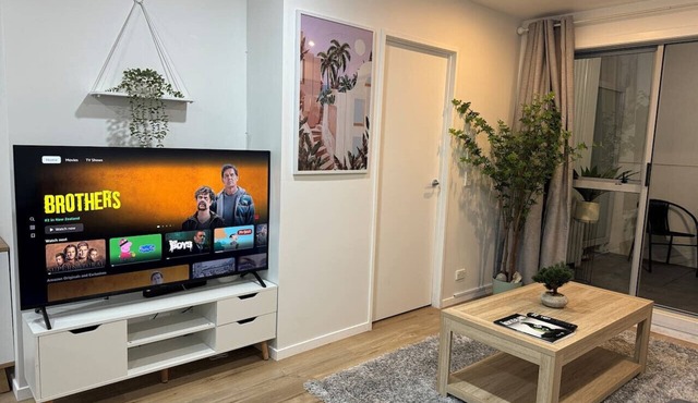 Stunning 3 bd 2 bth city apt - Pool and Carpark