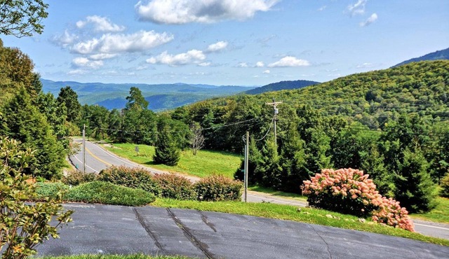 Stunning 3BR chalet in Seven Devils, NC, featuring mountain views and a hot tub.