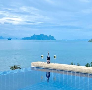 Stunning 5 bedrooms Villa with Panoramic Sea View