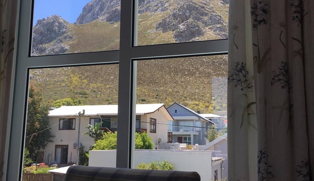 Stunning mountain views, close to beach, family friendly enclosed private garden