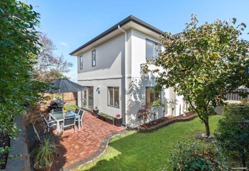 Stylish Coastal Living Near Auckland City & Malls