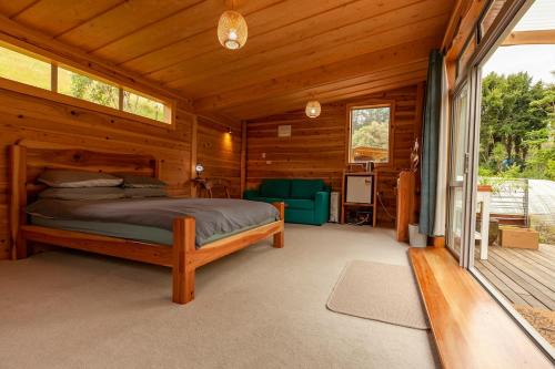Sub-Tropical Paradise Retreat Willow Creek Cabin with Access to Sauna