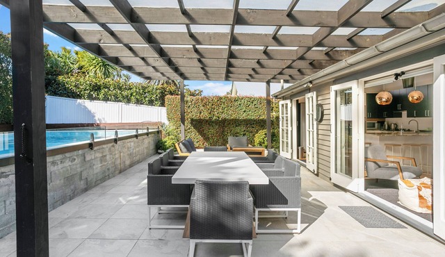Sunny all year, Private swimming pool by the bay and parks