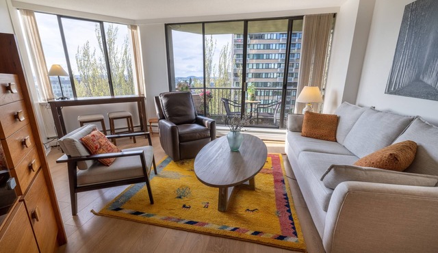 Sunset Haven - Study with Desk, Great City Views, Indoor Pool in Victoria