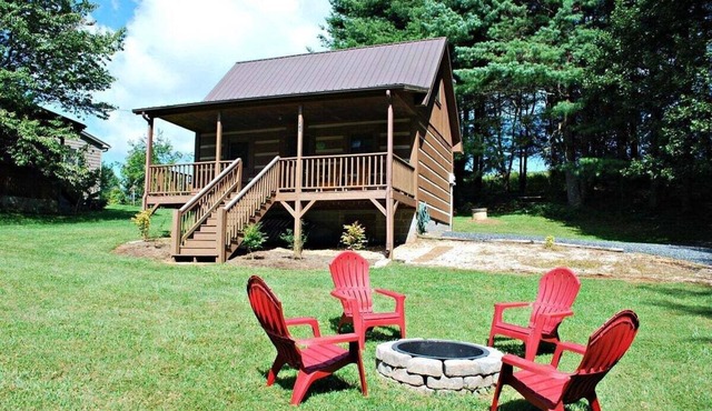 Sweet Retreat-NC cabin with mountain & river views, firepit, Smart TV, River Tubes,