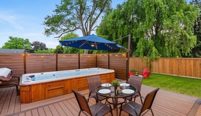 Swim Spa & Firepit | 2 Ensuites | 10 min to Falls | Loaded with Amenities in Niagara Falls