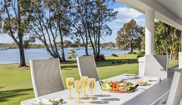 Taroona - Majestic Waterfront Holiday House in Yamba - Holiday Yamba