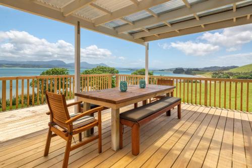 The Beautiful 4-6 Bdr ONEPU MOANA HOLIDAY HOME with Views & Spa-Pool