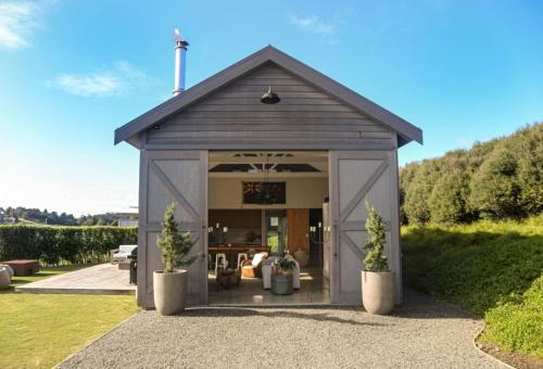 The Boat House - Rustic Luxury in Matakana