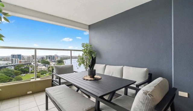 The Executive! 1Bed, 1Bath, 1Car, VIEWS ~ CBD