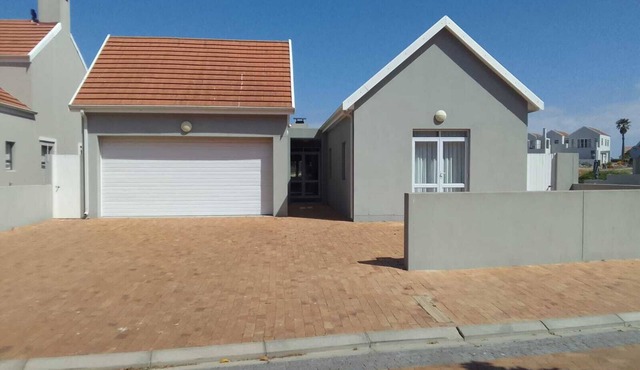 The Grace @ Pelican Bay is a delightful canal-side retreat located in Port Owen.