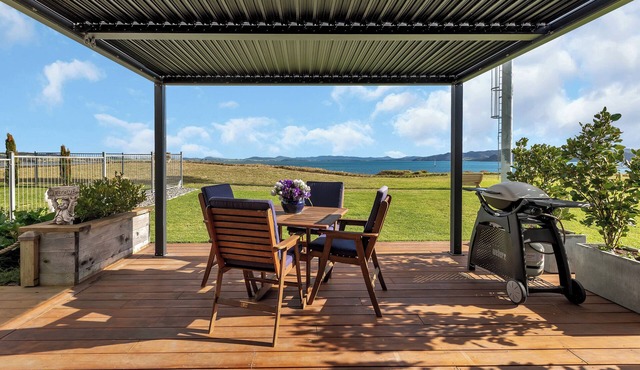 The Leading Light - One Tree Point Holiday Home