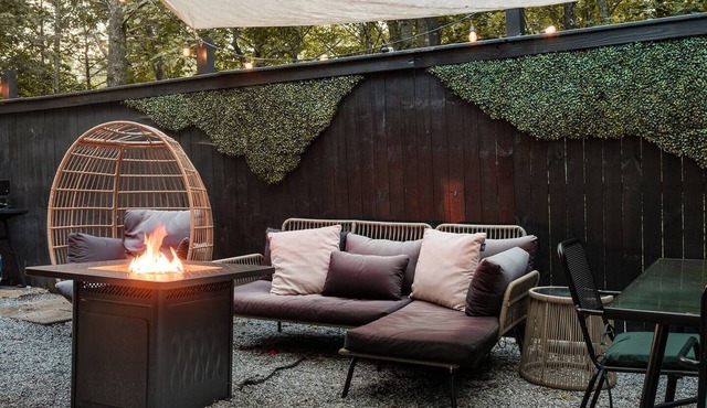 The Little Black Cottage—Stylish, Hot Tub, FirePit!