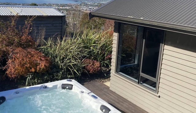 The Lookout - Rotorua Views, Spa Pool, Sleeps 7
