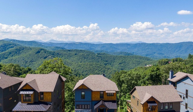 The Overlook - Hot Tub, Mountain Views, King Suites, Luxury 4BR, hiking trails!