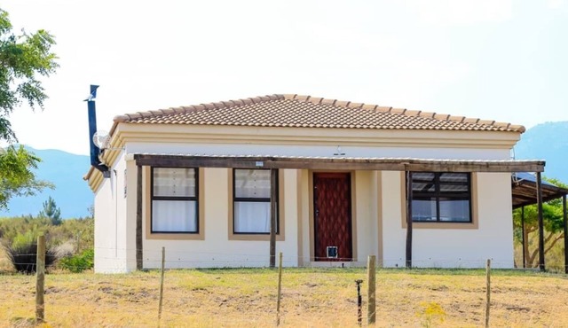 This cosy 2-bedroom cottage offers beautiful mountain and vineyard views.