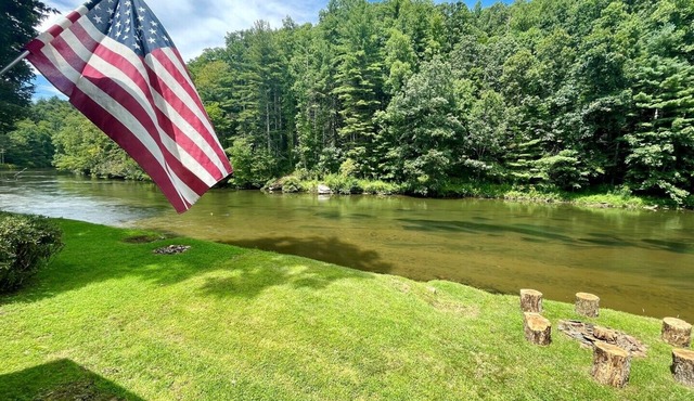 Tiny Ashe Cabin-Riverfront, Firepit, Kayaks, Wifi, Small Dog Friendly, Grill