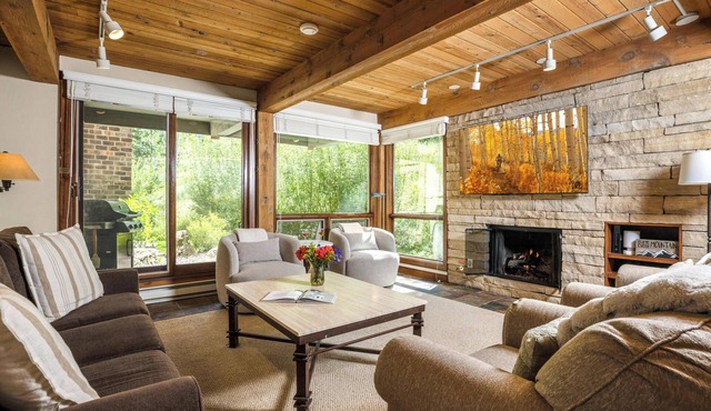 Top of the Village~Ski-in/out~HT~Pool~Grill~Parking