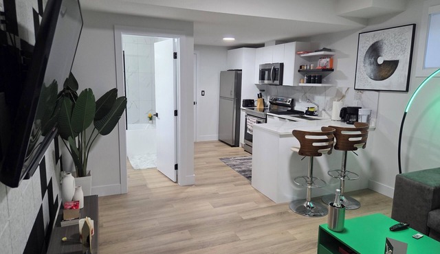 Tranquil Getaway. Home located near golf course.Enjoy this calm & stylish suite in Edmonton