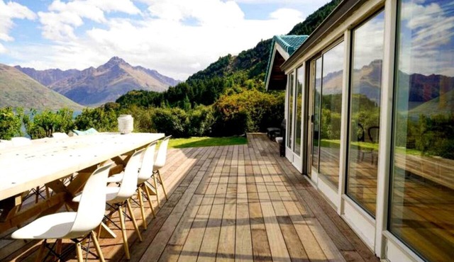 Tranquil Vacation Rental by Lake Wakatipu with Majestic Mountain Views in Queenstown, New Zealand