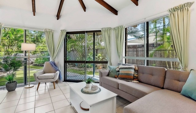 Tropical Pet Friendly Home Steps to Trinity Beach