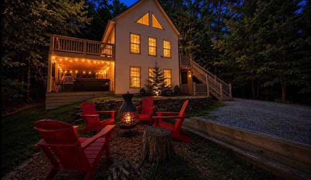 Updated! Sleeps 14 - Hot Tub, Games, Fireplace, Pet Friendly, Firepits & Grill