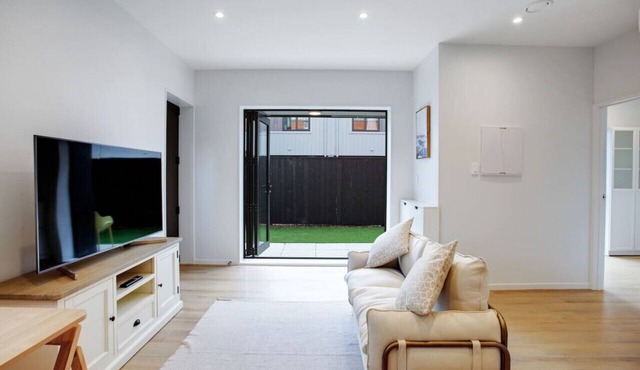 Urban Vogue Escape with Parking and Air-con