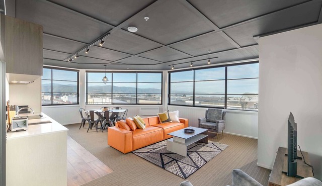 Vibrant 3BR Petone Stay w Foosball & Harbour Views in Lower Hutt