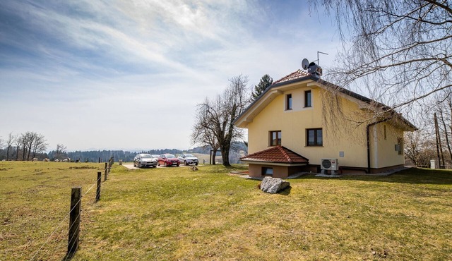 Vibrant and Elegant Residence with Hot-Tub - Two Bedroom Holiday Home with Hot-Tub