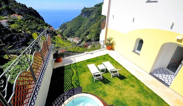 Villa Clarice B, fully refundable with voucher*: A bright and sunny studio apartment in a quiet position, located on a hillside above the sea, with Free WI-FI.