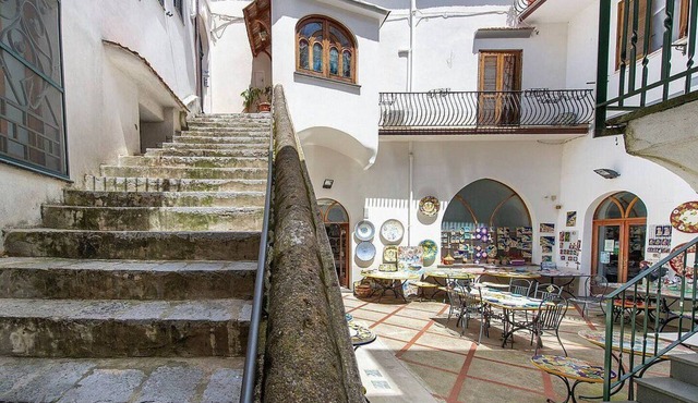 Villa Elicona G: A welcoming two-story apartment situated in a central location, at a short distance from the Cathedral of Ravello, with Free WI-FI.