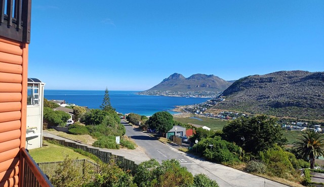 Villa "Kunterbunt" with nfabulous ocean views of the Cape Peninsula