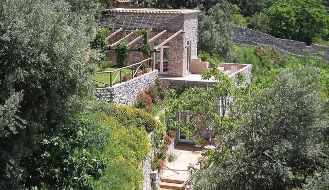 Villa Lantana: A characteristic and welcoming two-story independent house built on the sloping cliff in front of the sea, with Free WI-FI.