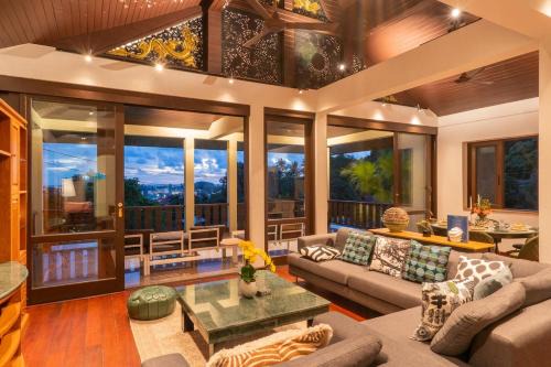 Villa Melita 5 bedrooms, hillside location with pool and seaview
