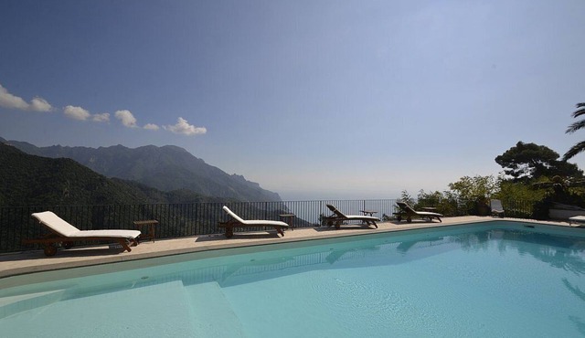 Villa Stilnovo Grande: A splendid and luminous two-story villa which faces the sun and the sea, with Free WI-FI.