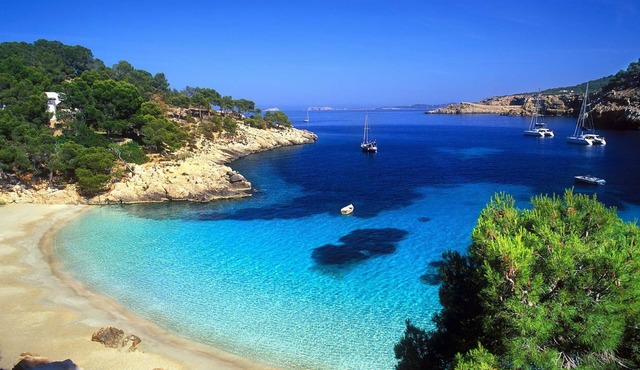 Villa with private swimming pool. Near the beach, ideal for families.