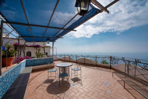 Villa w sea view terrace, 170 stairs from the road by Wonder Tour