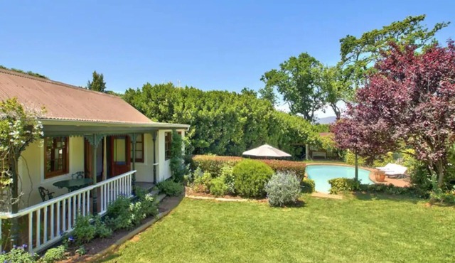 Vineyard to Mountain views, pool & gate onto Groot Constantia Wine farm