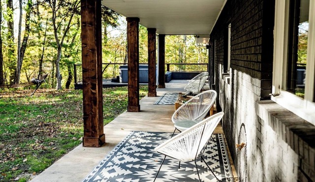 Waterfall Farm - Sleeps 16 - Hot Tub, Fire Pit, Barn - 20 min to Asheville
