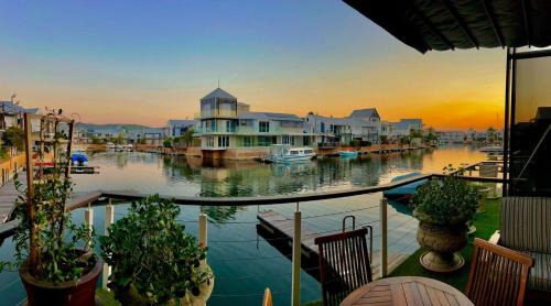 WATERFRONT Charming 3BR home with mooring -Central