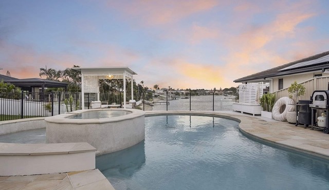 Waterfront Getaway 5Bs with 3 poolsHeated Spa ear Surf Paradise