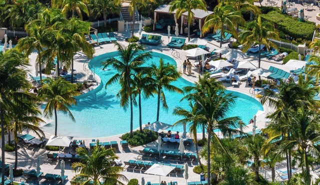 Waterfront resort suite w/pool & hot tub in Key Biscayne