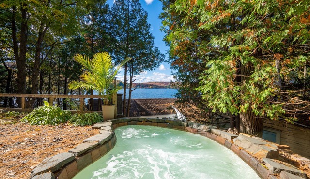 Waterfront with amazing terrasse on Orford lake with inground salt spa and sauna in Austin