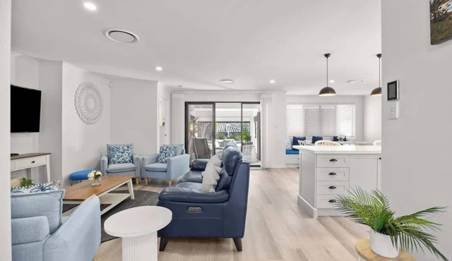 Waves Retreat - Coastal Style Home near Warana Beach