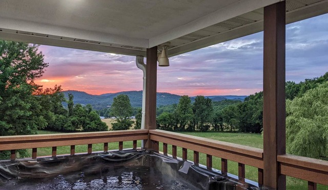 Wears Valley Farmhouse with Wonderful Views, hot tub and firepit