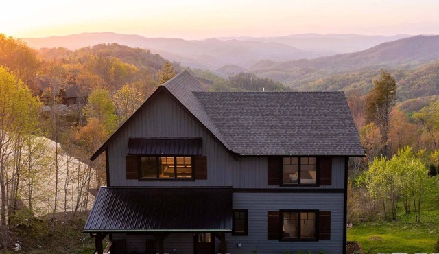 Wine Down at Eagles Nest - New, Pets, Hot Tub, Pool Table, Views, Near Winery!